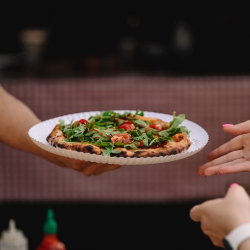 Izbraukuma ēdināšanā tiek pasniegta čorizo pica