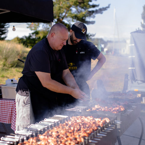 Šašlika grilēšana izbraukuma ēdināšanas pasākumā