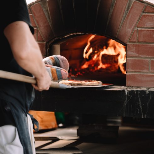 Picas cepšana malkas krāsnī izbraukuma ēdināšanas pasākumā